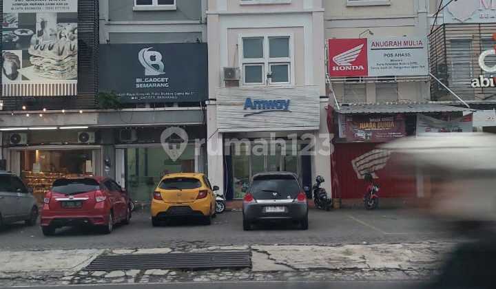 Disewakan Ruko Bagus 3 Lantai Siap Huni Dekat Tol 2