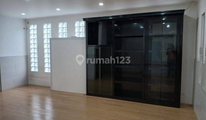 Rumah Modern Ekslusif 2 Lantai  Semi Furnish Di Jakarta Barat. 2