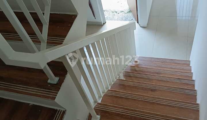 Dijual Rumah Lingkungan Aman dan Asri di Biintaro 2