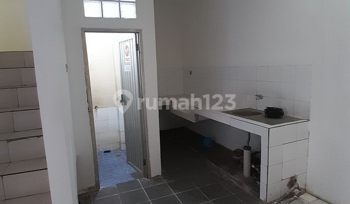 Strategically located 3-story shophouse in Otista