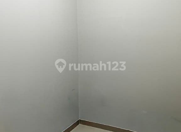 Shop house only the 2nd floor on the temple street. Shop house only the 2nd floor on the temple street.