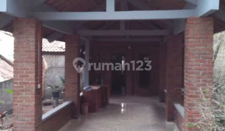 Comfortable and beautiful villa located behind the new city of Parahyangan. Comfortable and beautiful villa located behind the new city of Parahyangan.