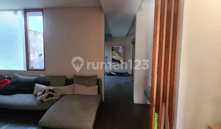 A beautiful and cool luxury house in Pajajaran wing. 2