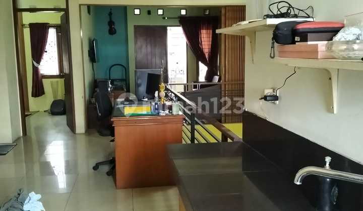 rumah nyaman modern di jalan kebon sirih  2