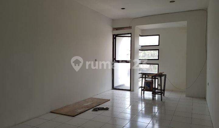 2-story shophouse in a strategic location at Mekar Laksana