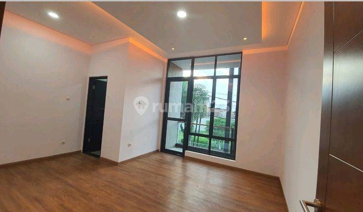 Rumah 2 Lantai Baru di Komplek Elite Setraduta 2