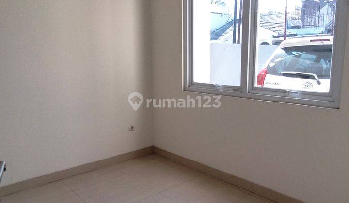 Rumah SHM 2 Lantai Dekat Komplek Elite Setraduta 2