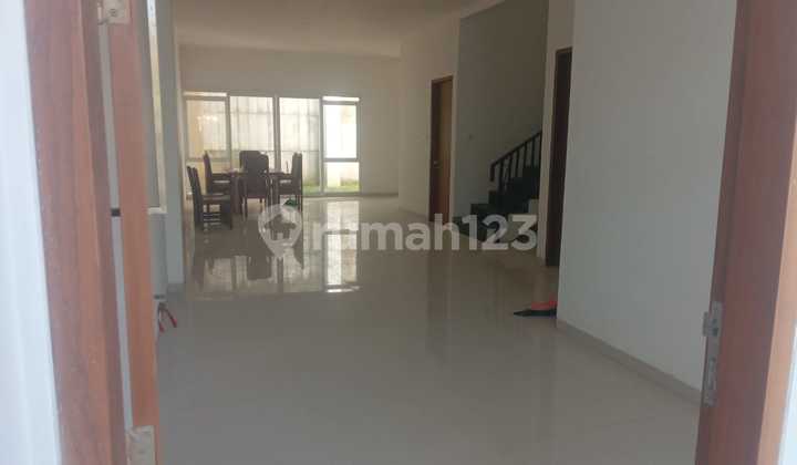 Rumah 3 Lantai Full Bangunan Lokasi Strategis di Setiabudi