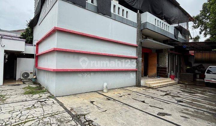 Rumah Pinggir Jalan Raya 1