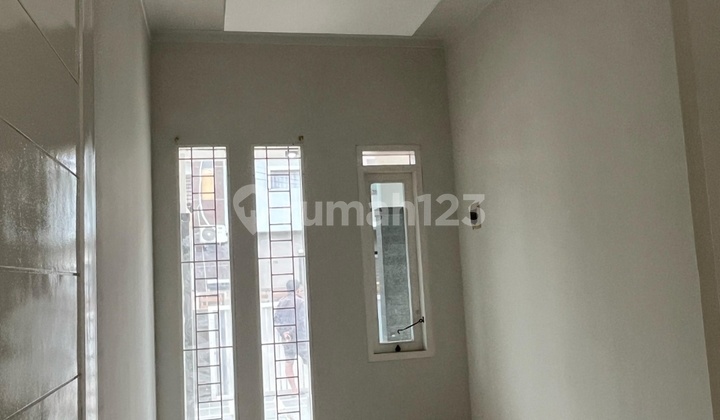 Ready-to-Occupy House, Excellent Location at Taman Holis Indah 2 Strategic 2