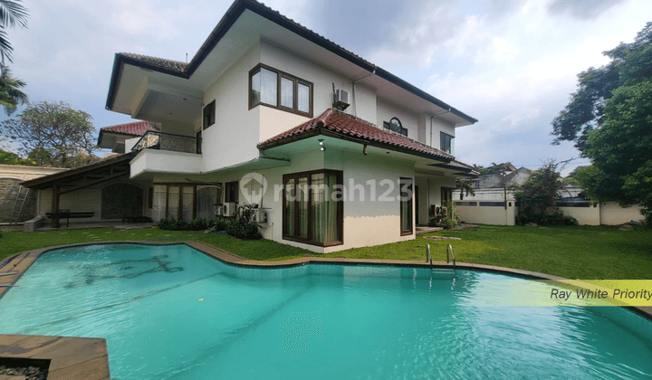 Rumah Dengan Swimming Pool di Ampera Jakarta Selatan 1