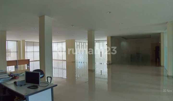 Gedung 3 Lantai dengan area Parkir Luas di Bintaro Tangsel