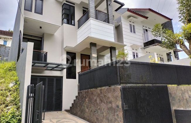 Jual Rumah Rasa Villa Bagus Siap Huni di Setiabudi Regency