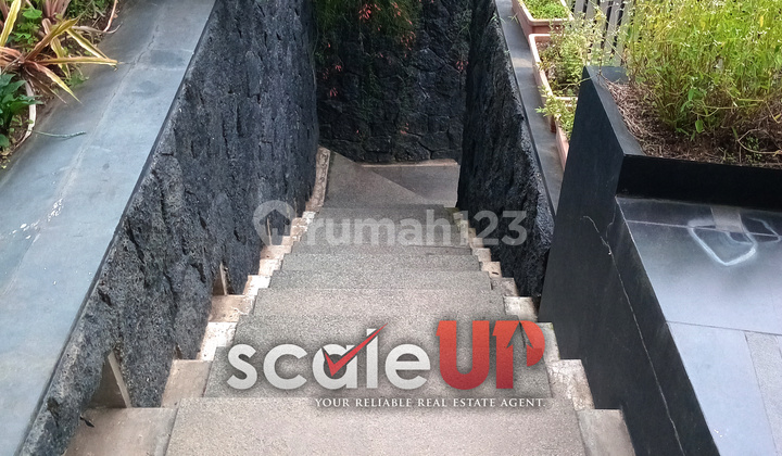 Rumah Keren Desain Villa Tropis Split Level di Setra Duta Bandung Utara 2