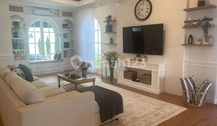 Cool Villa House Fully Furnished Equipped with Swimming Pool in Setiabudi Regency, North Bandung