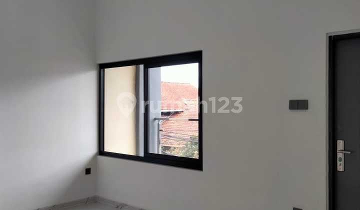 Cool New 2.5-Story House Suitable for Business in Kopo Permai 2