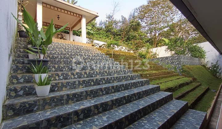 SEJUK! RUMAH BERGAYA VILLA TROPIS DALAM KOMPLEK DI DAGO GIRI BANDUNG UTARA 1