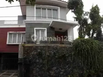 Dijual Rumah dengan Kolam Renang di Cisaranten Kulon Arcamanik Siap Huni
