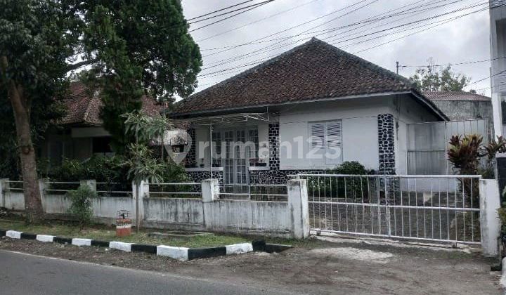 Dijual Rumah Belanda Mainroad Area Sayap Riau Cocok untuk Kantor Usaha dan Rumah Tinggal Heritage C
