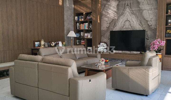 Fully Furnished Dijual Rumah Mewah dengan Halaman Luas di Komplek Setiabudi Regency Setiabudi Bandung
