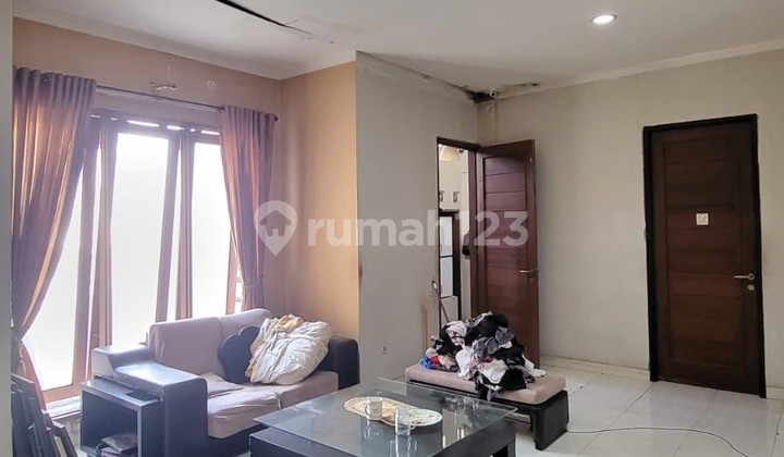 Hunian Turun Harga Luas 5+1 Kamar di Emerald Bintaro Sektor 9 Sc-16512