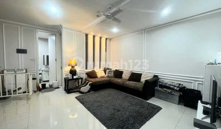 Rumah Desain Modern Semi Furnished 2 Lantai di Discovery Bintaro Gb-17497 2
