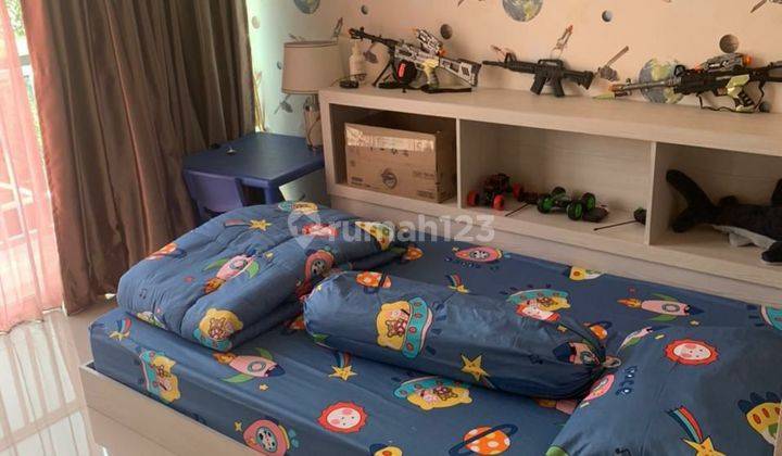 kamar tidur rumah di forest mansion dengan