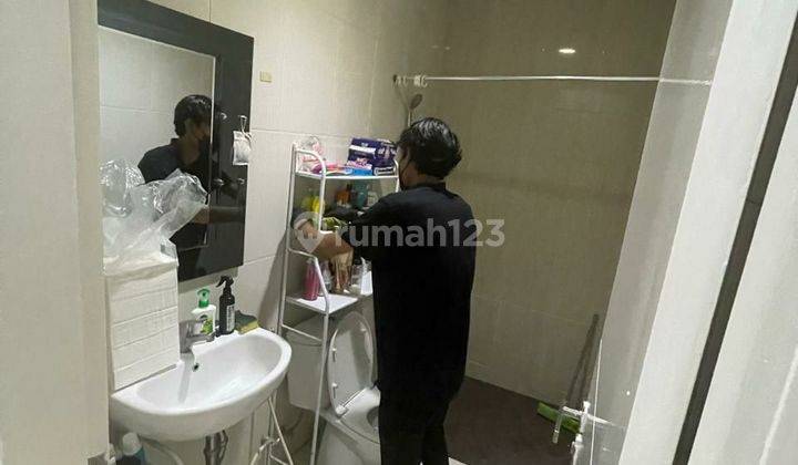 kamar mandi rumah dengan kolam renang di