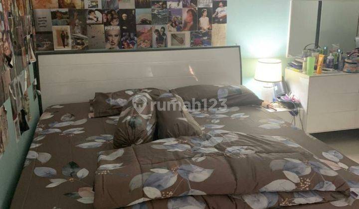 kamar tidur rumah dengan kolam renang di