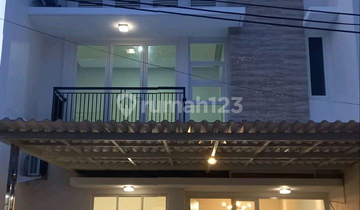 Rumah Baru Gress Pakuwon City Dekat Mall