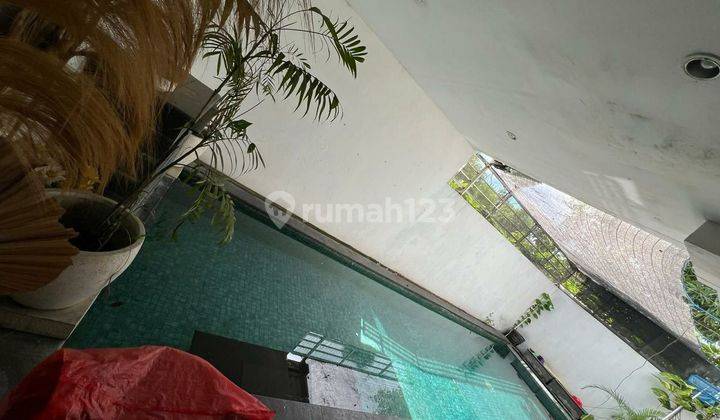 foto lainnya rumah dengan kolam renang di