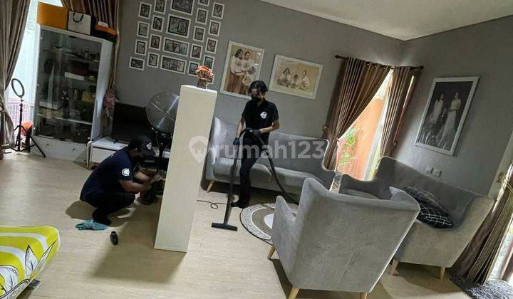 ruang tamu rumah di forest mansion dengan
