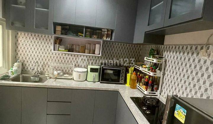 dapur rumah dengan kolam renang di