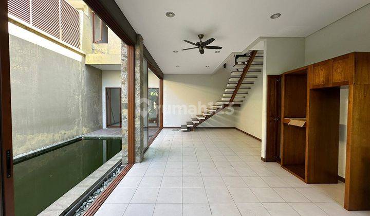 For sale beautiful villa in Kerobokan Badung strategis area  2