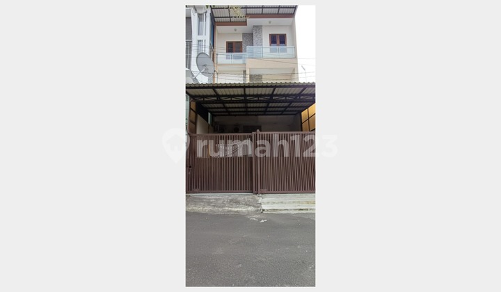 For Sale: 3.5-Story House in West Jakarta with SHM Certificate, 5 Bedrooms, East-Facing. 1