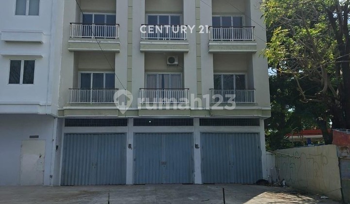 Strategic and Ready-to-Occupy Shophouse on Sultan Hasanuddin Street 1