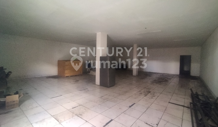 3-Storey Shophouse on the Edge of Pettarani Main Road, Makassar 2