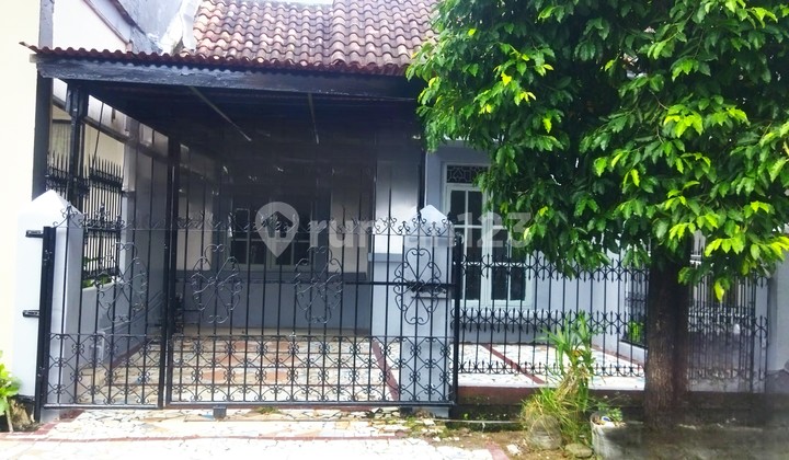 House in Tanjung Bunga Makassar, Position in Front of the Mosque.