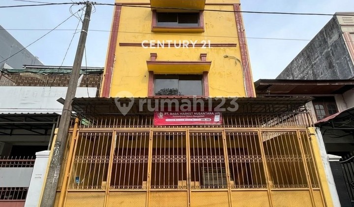 3-Story Well-Maintained Shop House in the Heart of Business on Jl Veteran Utara