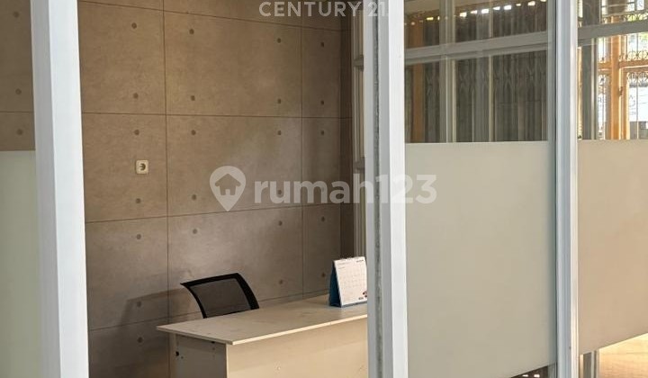 3-Story Well-Maintained Shop House in the Heart of Business on Jl Veteran Utara 2