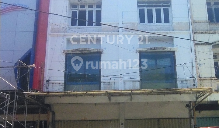3-Storey Shophouse on the Edge of Pettarani Main Road, Makassar