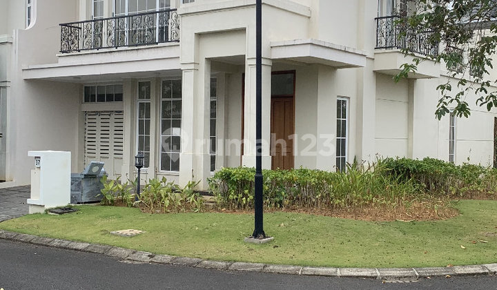 Rumah Mewah Klasik 2 Lantai Posisi Sudut Cantik