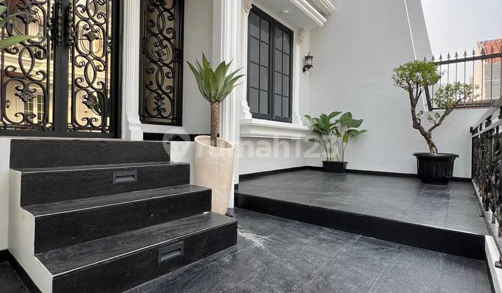 Classic Modern Private Pool Dalam Townhouse Kebagusan South Jakarta 2