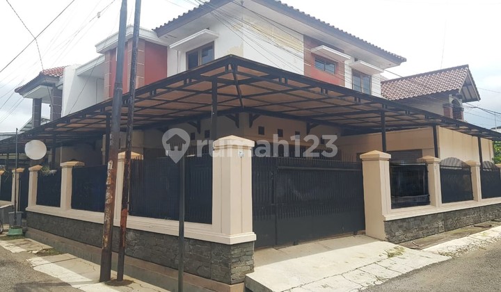 Corner House in the Cijagra Wing, Buahbatu, Bandung