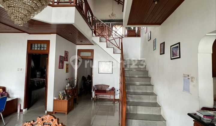 Dijual Rumah Besar Halaman Luas di Komplek Rancasawo