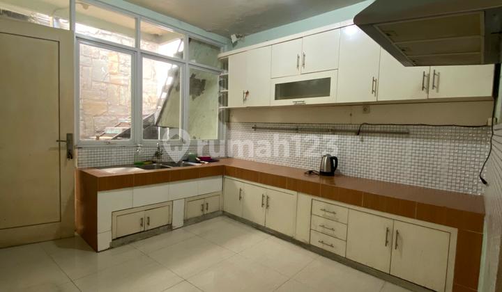 Dijual Rumah Strategis Benhil - Jl. Pejompongan, SHM, Potensi untuk Usaha Kost! 2