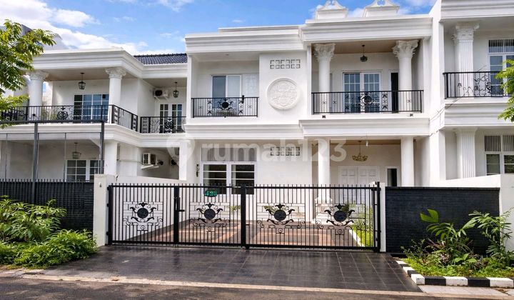 Rumah Gaya Klasik Eropa Komplek Megapolitan Cinere