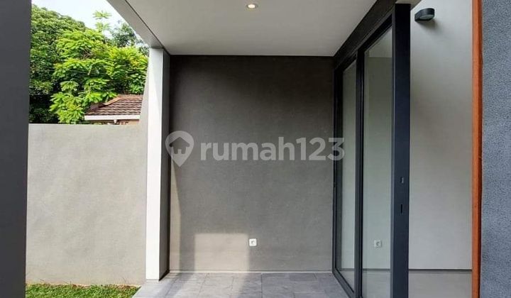 A modern house by the architect in the Cinere Megapolitan complex. 2