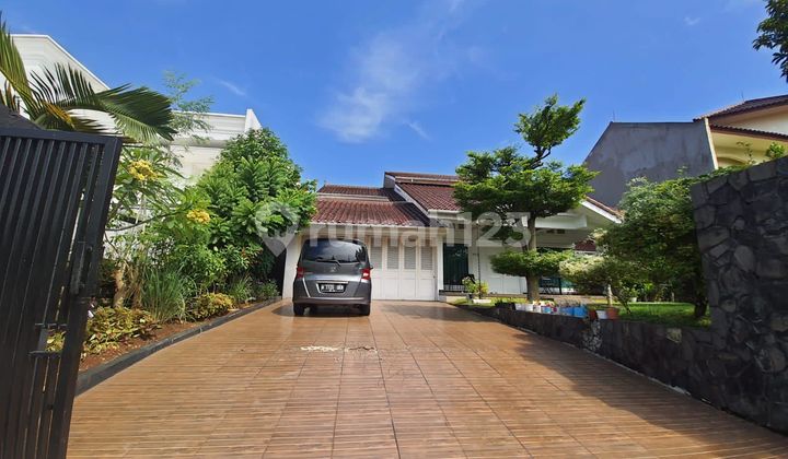Rumah Cantik Dengan Taman Luas di Cinere