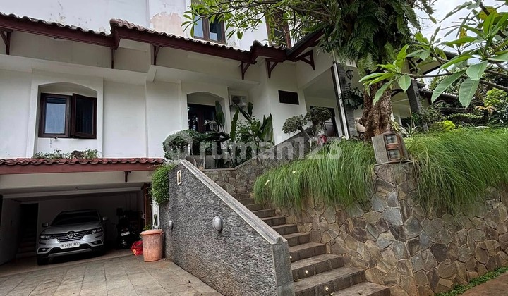 Rumah ini sangat dekat dengan Kemang dan Antasari . Lokasinya dalam cluster elite yang eksklusif .  Dengan rumah rumah besar yang berjajar rapi. Rumah ini bebas banjir  Rumahnya sendiri bergaya tropis yang sangat mewah . Rumah yang jarang ada seperti tida